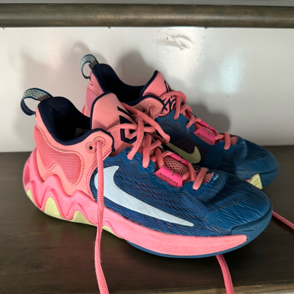 Nike Kids' Grade School Giannis Immortality 2 Basketball Shoes size 3.5